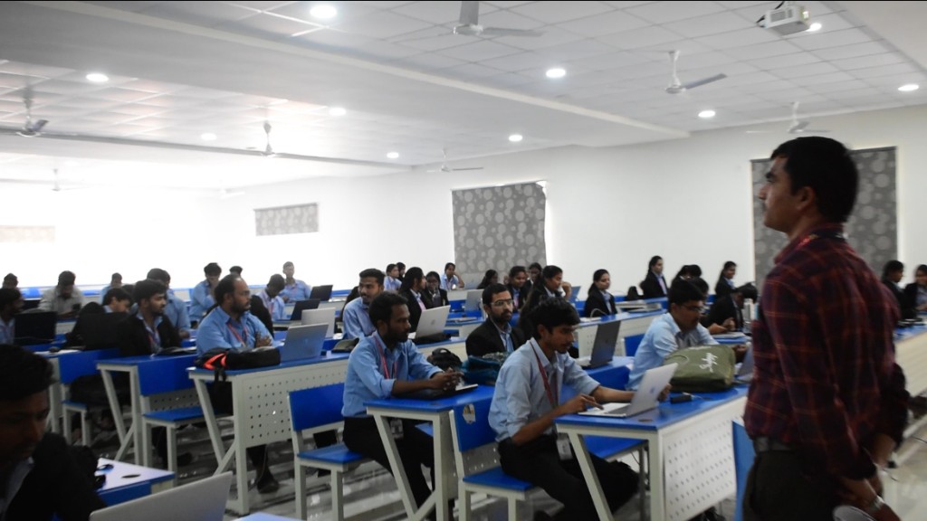 Students training together in a Syncpedia lab session